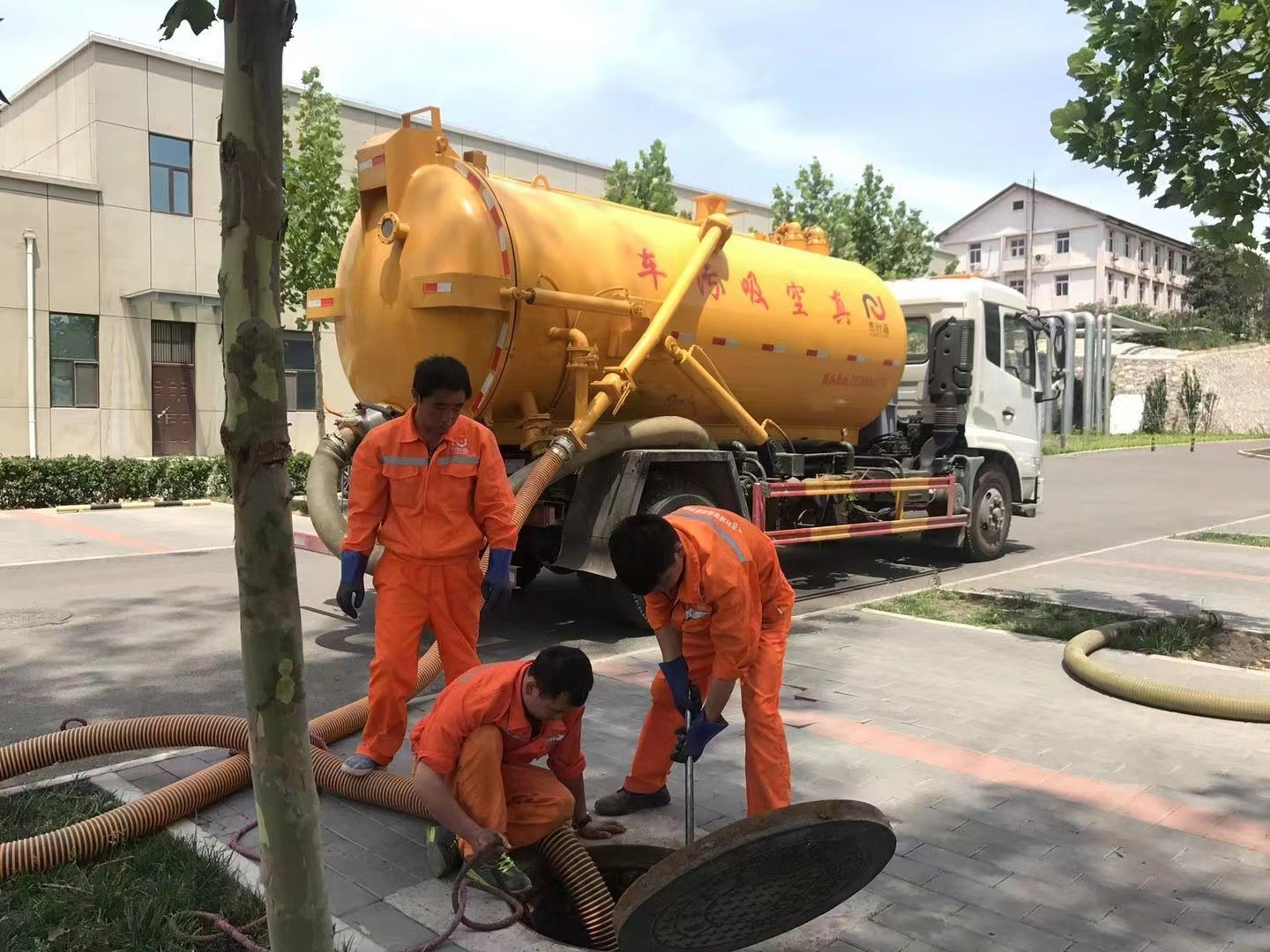 宣威化粪池清理与5-8吨吸粪车施工效率分析